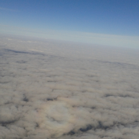 3800m - on voit un arc-en-ciel circulaire au milieu des nuages!