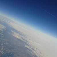 8000m - un avion de ligne barre le ciel, nous serons bientôt à son altitude...